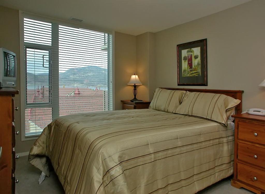 Sunset Waterfront Resort By Kelownacondorentals ภายนอก รูปภาพ